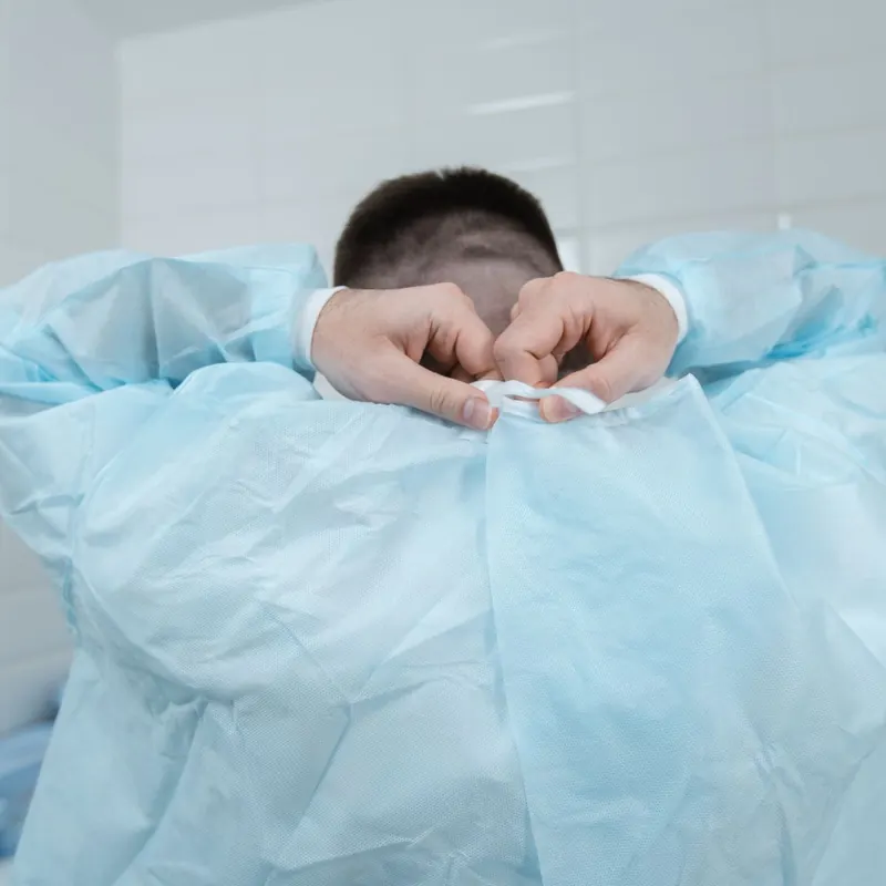 Profissional vestindo avental descartável