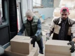 Equipe de logística preparando caixas